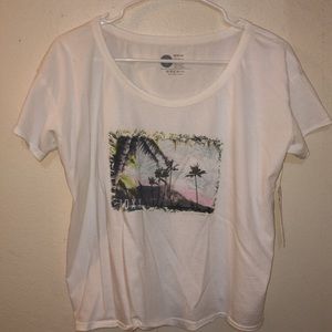 Roxy croptop with a thin and flowing material.